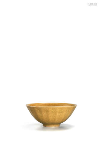 明 龙泉窑米黄釉莲瓣碗