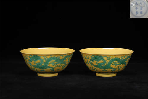 A PAIR OF PORCELAIN BOWLS