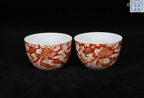 A PAIR OF PORCELAIN TEA CUPS