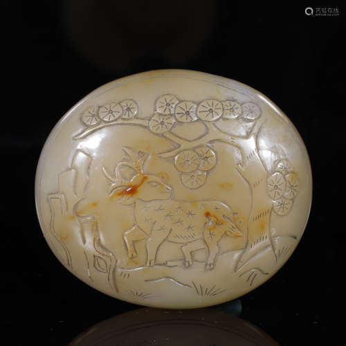 A CARVED MING STYLE AGATE DECORATIVE ITEM