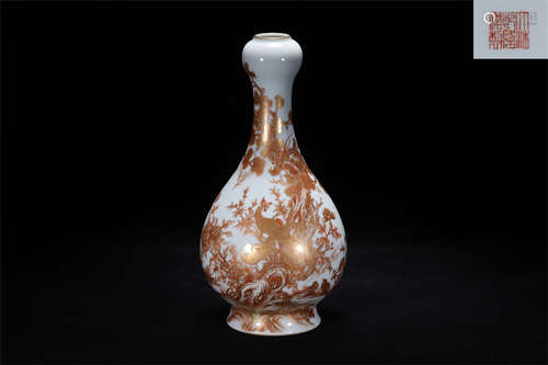 A GARLIC MOUTH DESIGN PORCELAIN VASE