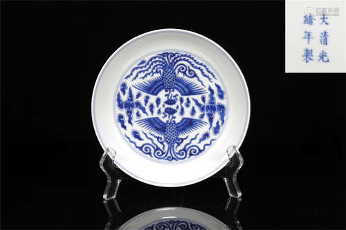 A BLUE AND WHITE PORCELAIN PLATE