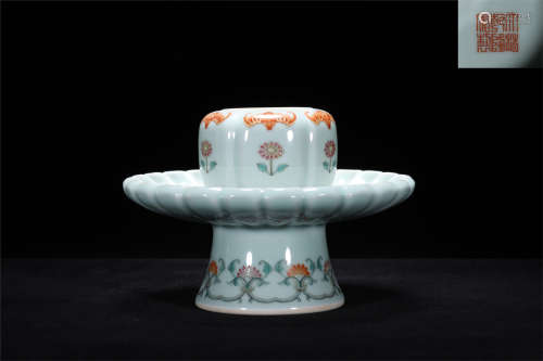 A PORCELAIN HIGH FOOTED CUP