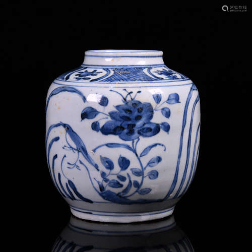 A BLUE AND WHITE PORCELAIN JAR