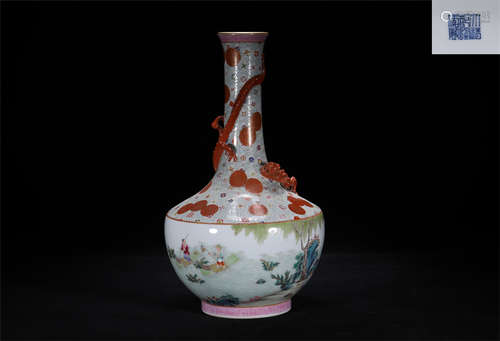 A FAMILLE ROSE PORCELAIN VASE