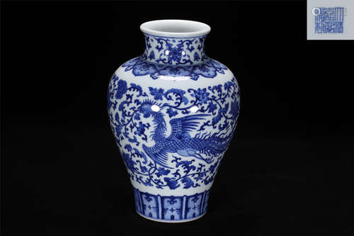 A BLUE AND WHITE PORCELAIN VASE