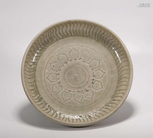 A CELADON GLAZE PORCELAIN PLATE