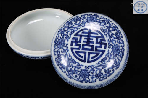 A BLUE AND WHITE PORCELAIN LIDDED BOX