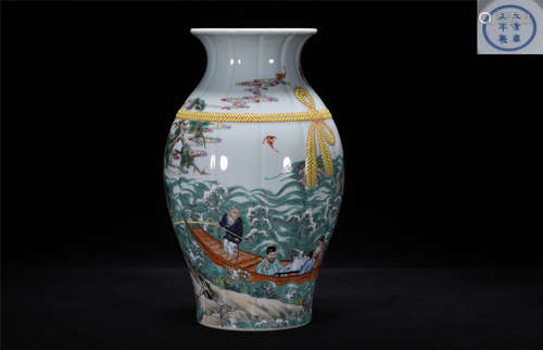 A FAMILLE ROSE PORCELAIN VASE