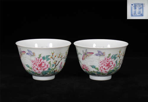 A PAIR OF FAMILLE ROSE  PORCELAIN TEA CUPS