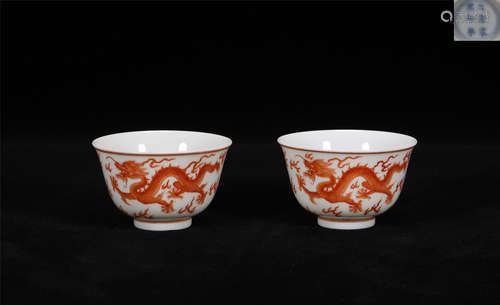 A PAIR OF PORCELAIN TEA CUPS