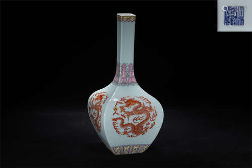 A FOUR-SIDED PORCELAIN LONG NECK VASE