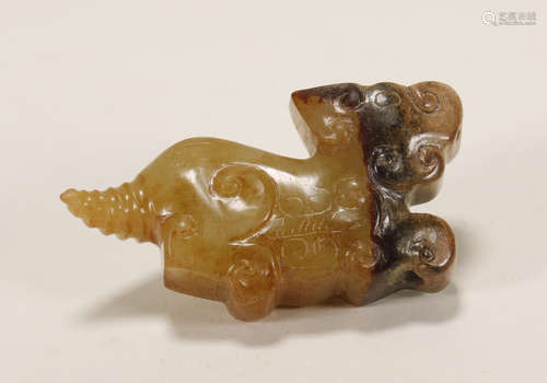 A VINTAGE MYTHICAL BEAST DESIGN JADE ITEM