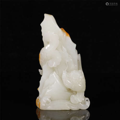 A WHITE JADE SMALL DISPLAY ORNAMENT