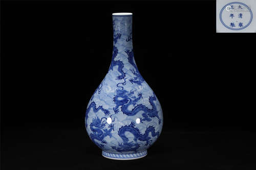 A BLUE AND WHITE PORCELAIN VASE