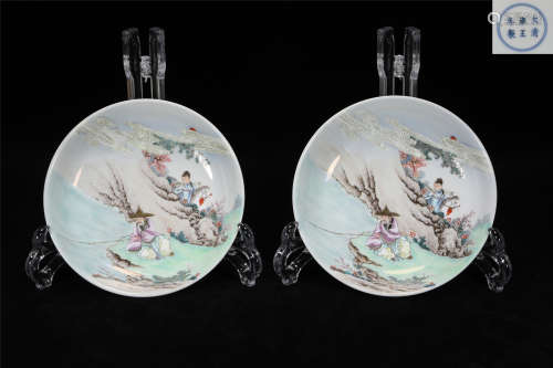 A PAIR OF FAMILLE ROSE PORCELAIN PLATES