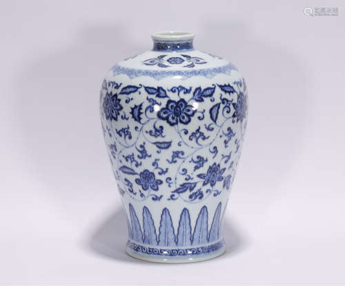 Qing Qianlong style blue and white porcelain vase 'meiping'