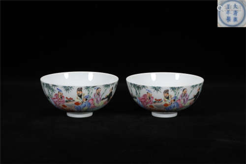 A pair of Qing Yongzheng style famille rose porcelain bowls