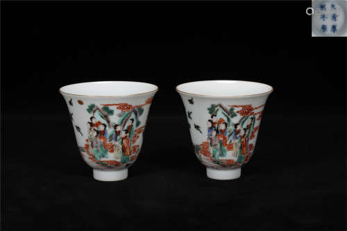 A pair of Qing Kangxi style wucai  porcelain cups