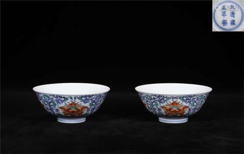 A pair of Qing Yongzheng style dou cai porcelain bowls