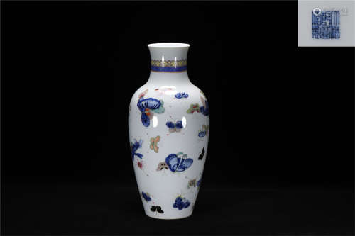 Qing Qianlong style famille rose porcelain vase 'wenshangpin...