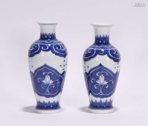 A pair of Qing Kangxi style blue and white porcelain vases