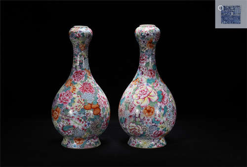 A pair of Qing Qianlong style famille rose porcelain vases '...