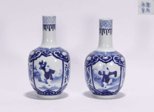 A pair of Qing style blue and white porcelain vases