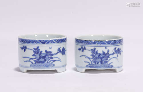 A pair of Qing Kangxi style blue and white porcelain censers