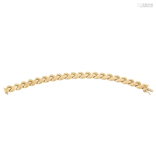 A Wavy Link Bracelet in 14K Yellow Gold