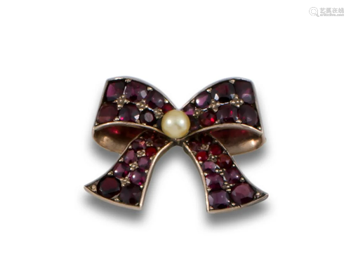 GOLD BOW BROOCH WITH GARNET TOURMALINES UNDERNEATH