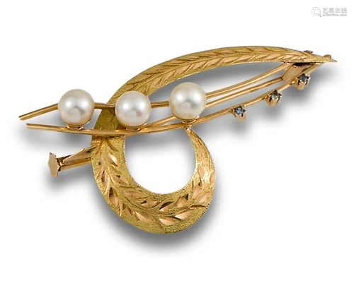 Yellow gold brooch, with three pearls