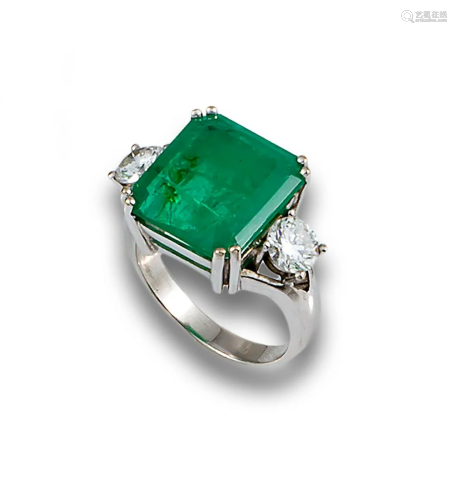 Emerald ring with two brilliant-cut diamonds