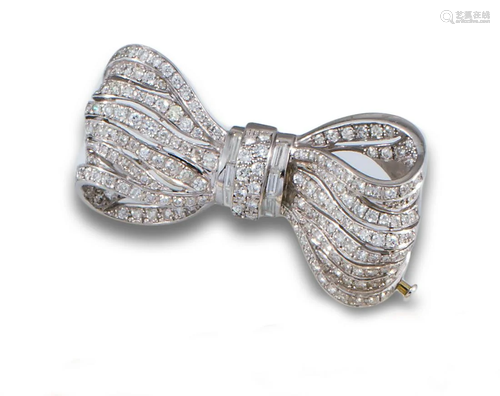 GOLD RIBBON BROOCH WITH DIAMONDS