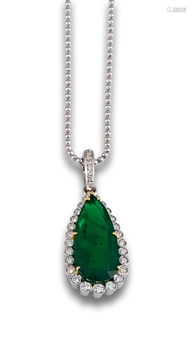 EMERALD CHAIN AND DIAMOND PENDANT