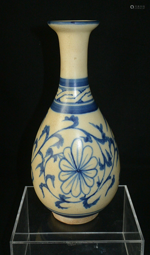 Porcelain, A BLUE AND WHITE FLOWER VASE