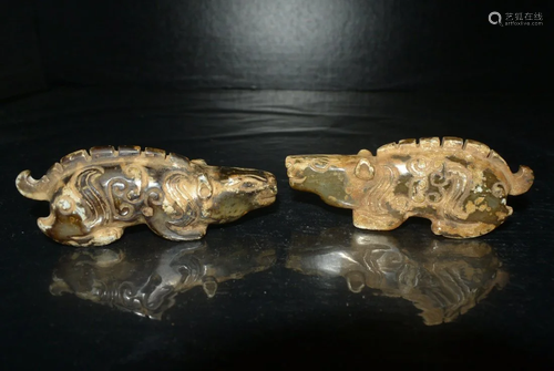 A pair of jade and auspicious animals in the han dynast