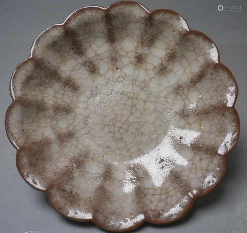 Porcelain Guanyao melon flower mouth plate