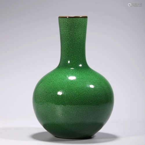 清中期 绿哥釉天球瓶