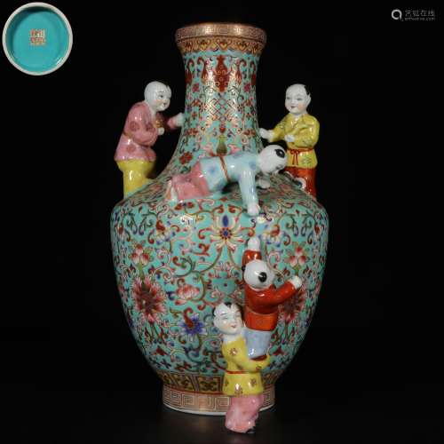 Chinese Qing Dynasty Qianlong Green Ground Famille Rose Porc...