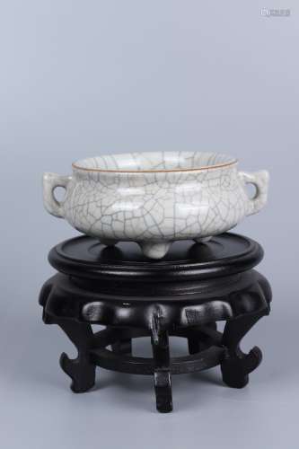 Chinese Guan Kiln Porcelain Tripod Furnace