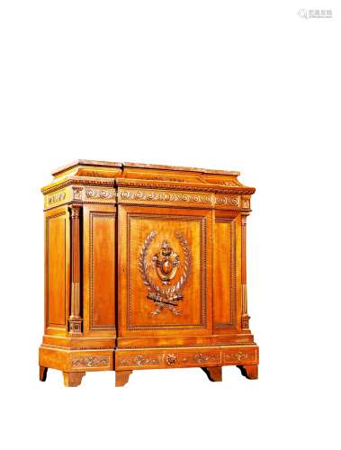 十九世纪制 胡桃木轻浮雕描金边柜