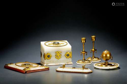 1860年制 维多利亚时期铜鎏和硬石镶嵌金装饰缟玛瑙办公六件套