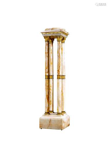 十九世纪制 四柱式铜鎏金卷叶纹饰花理石底座
