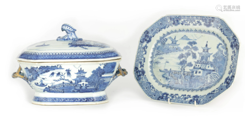 AN 18TH CENTURY CHINESE NANKIN PORCELAIN BLUE AND