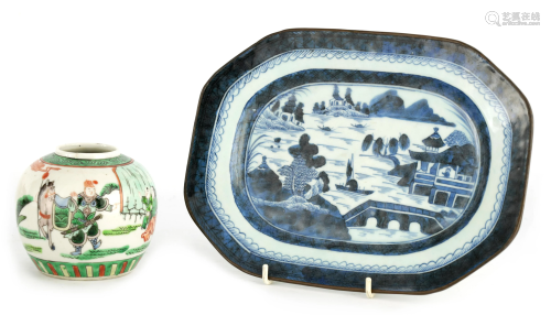 AN 18TH CENTURY CHINESE NANKIN BLUE AND WHITE DISH