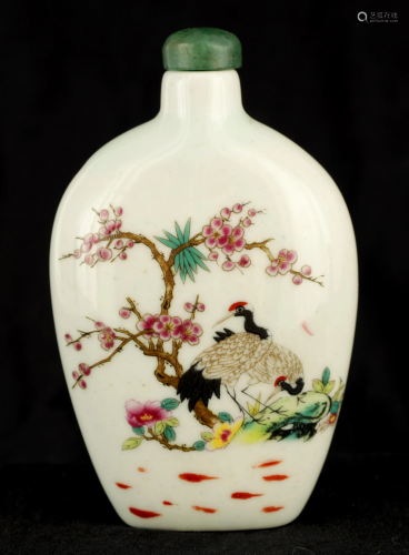 A 19TH CENTURY CHINESE FAMILLE ROSE SNUFF BOTTLE d