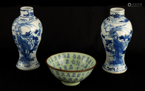 A PAIR OF 19TH CENTURY CHINESE BLUE AND WHITE VASE
