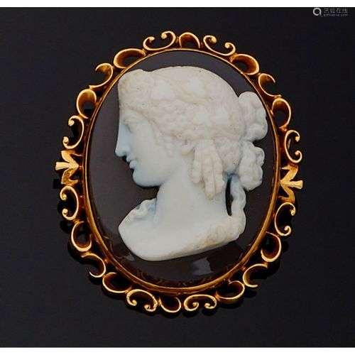 Broche en or jaune 18K 750 mill., parée d’une agate gravée d...