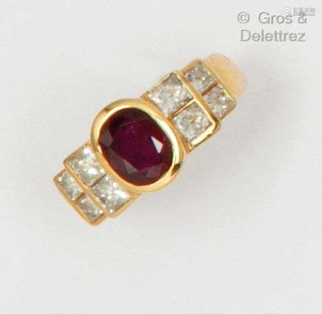 Bague à gradins en or jaune, ornée d’un rubis ovale épaulé d...